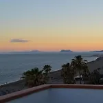 Sunnypalms - Beachfront Penthouse With Stunning Sea View Daire *