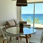 Daire Sunnypalms - Beachfront Penthouse With Stunning Sea View *