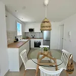 Sunnypalms - Beachfront Penthouse With Stunning Sea View
