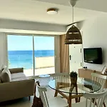 Sunnypalms - Beachfront Penthouse With Stunning Sea View