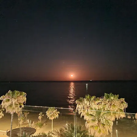 Sunnypalms - Beachfront Penthouse With Stunning Sea View Apartmán *
